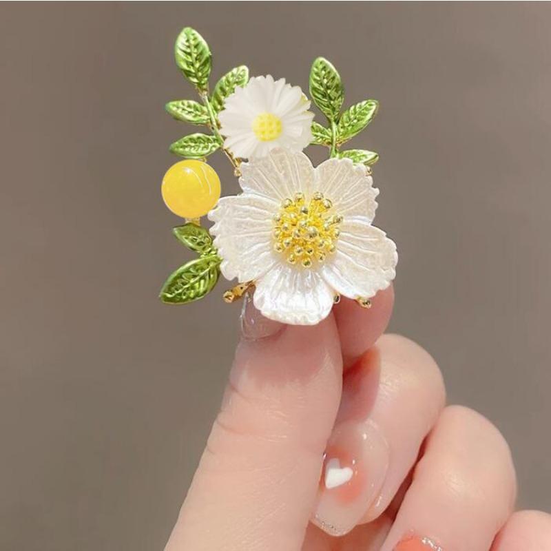 Blomformade broscher för kvinnor utstrålar en känsla av exklusiv lyx och elegans. De är en unik accessoar för kläder.