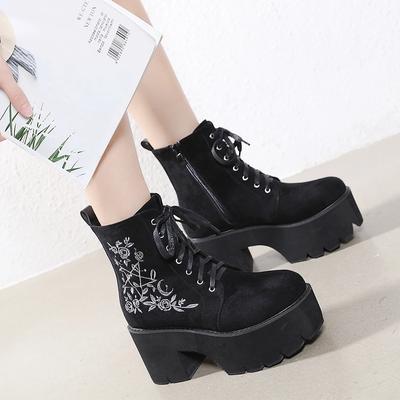 Stivali da combattimento neri da donna con cerniera laterale, stivali alla moda con lacci, plateau, dettagli di ricami floreali, scarpe goth
