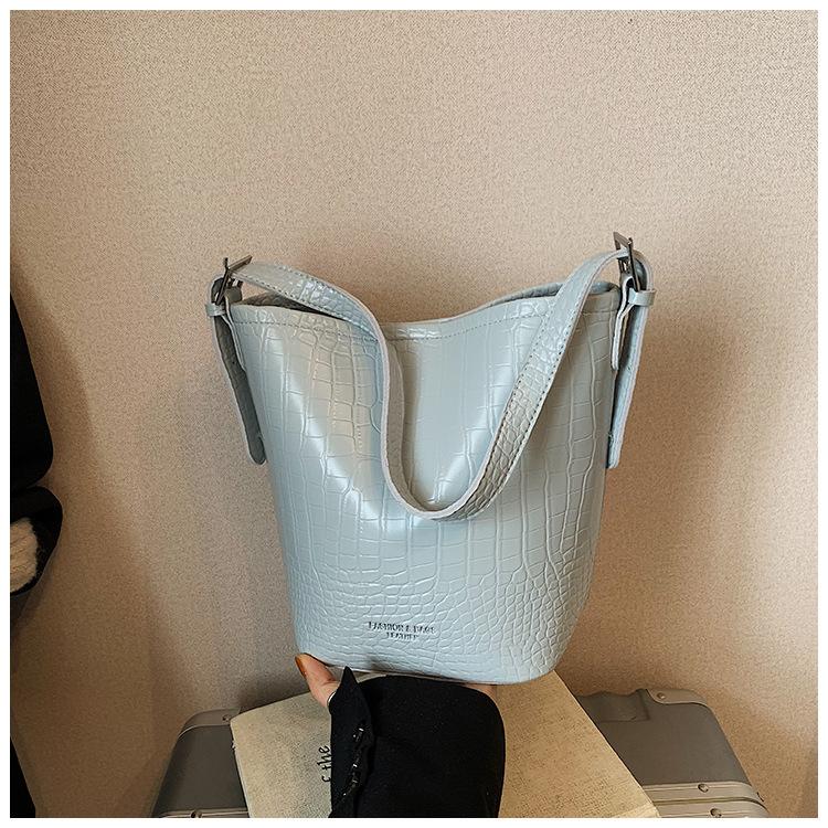 Spring and summer new fashion large-capacity bags women's fashion casual commuting simple messenger bucket bag