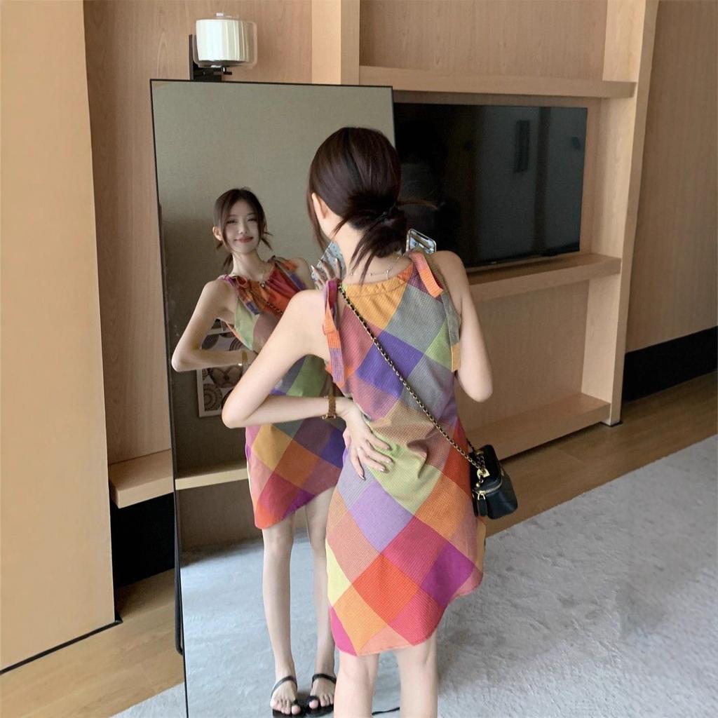 Dopamine wears a neck-hanging sleeveless plaid dress for women's summer beauty, unique design, waist temperament skirt