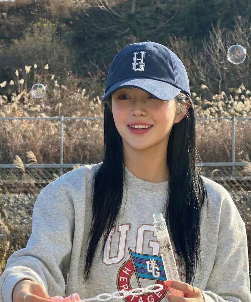 Yunibeoseugameonteu Essential Logo Ball Cap_Navy