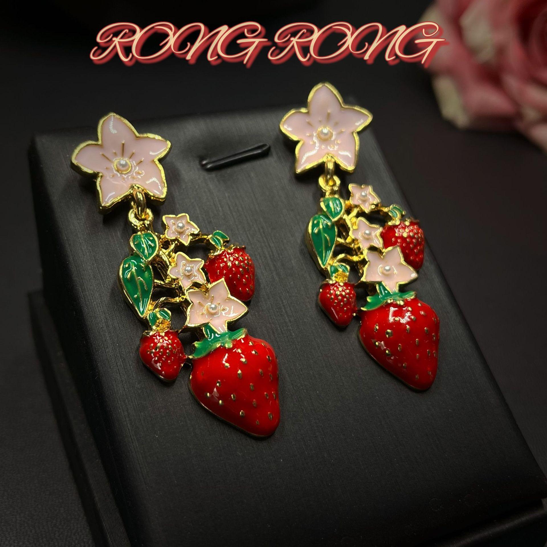

Vintage Jewelry Is Niche Fresh Sweet Cute Strawberry Earrings With Versatile Temperament. Has A High-end Feel