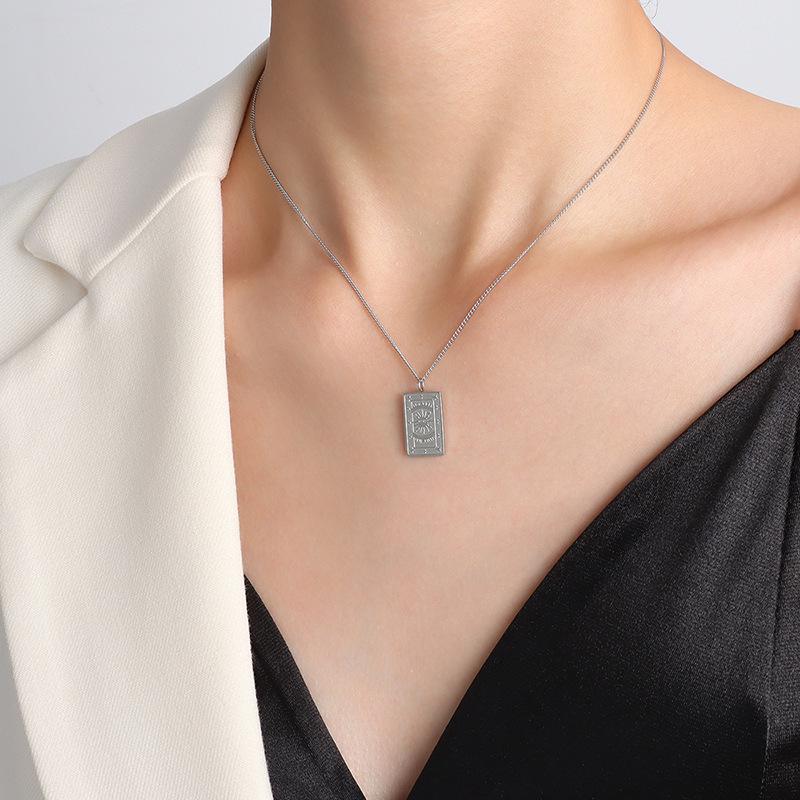 Elegant European Luxurious Design Pendant Necklace for Women in 18K Gold-Plated Titanium Steel