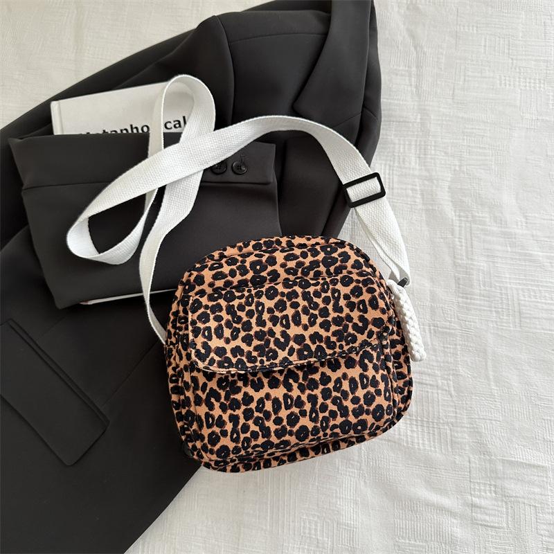 Korean version of fashion niche design soft-sided casual leopard print shoulder messenger bag 2025 autumn new shopping commuter bag