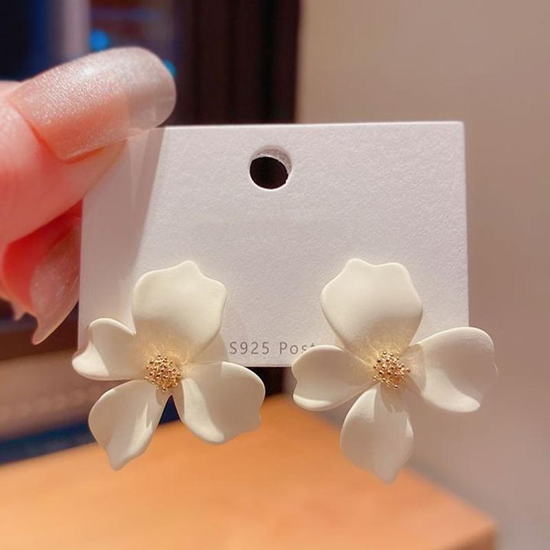 White Flower Drop Earrings for Women Acrylic Blooming Gardenia Dangle Earrings Cute Sweet Trendy Statement Jewelry Winter Gift