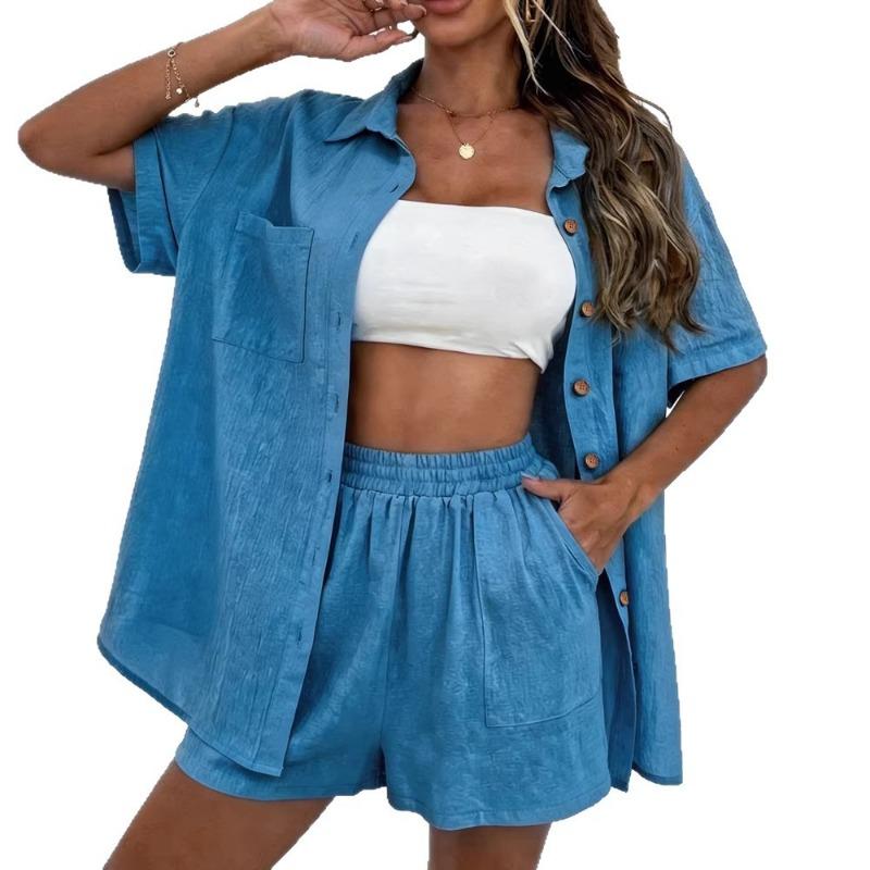 Completo casual da donna in due pezzi, con camicia a maniche corte bottonata e set di pantaloncini a vita elastica per l'estate