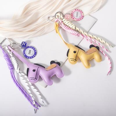 Llavero Color Vibrante Imitación Cuero Diseño Caballo Colgante Llavero Ligero Soporte para Llaves con Cuerda Accesorio Bolsa para Teléfono