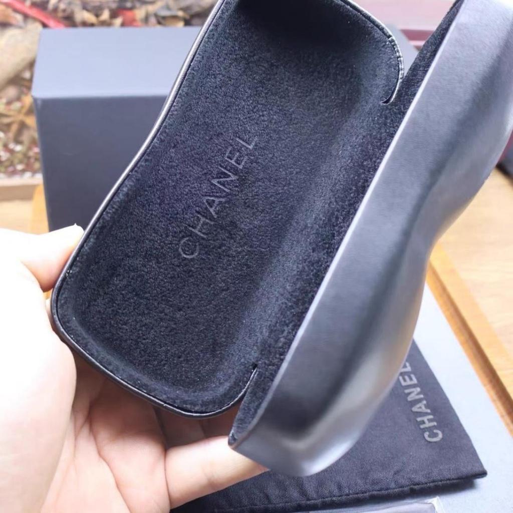 Chanel Schwarzer gesteppter PU-Leder Hartschalen-Sonnenbrillen-Etui