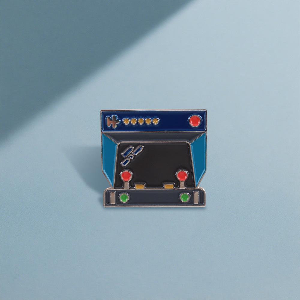 Retro 80s Game Console Enamel Brooch – Nostalgic Badge for Backpack or Clothing, Perfect Gift for Gaming Enthusiasts