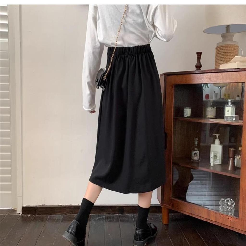 Damen High-End Schwarzer Midi-Rock: Drapierendes, schlankmachendes Bleistift-Design mit hohem Bund und Schlitz für Herbst/Winter 2025.