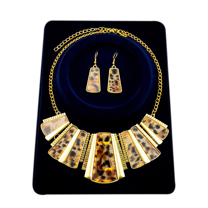 

Темпераментное ожерелье с леопардовым принтом + преувеличенные модные трапециевидные серьги с художественным ретро-стилем Гонконга и нишевым дизайном, комплект из двух предметов E3142-1