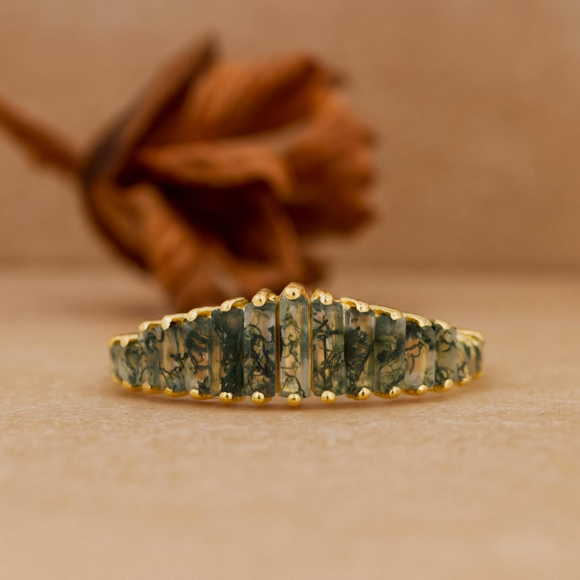 

Кольцо-дорожка с багетными моховыми агатами – Уникальное кольцо с зелеными драгоценными камнями - Позолоченное серебро 925 пробы - Ювелирный подарок K серебряный