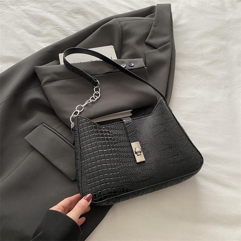 

2026 Fashionable and Popular Buckle Commuter Simple Tote Bag Niche Design Underarm Bag Foreign Style Large Capacity Shoulder Bag чёрный