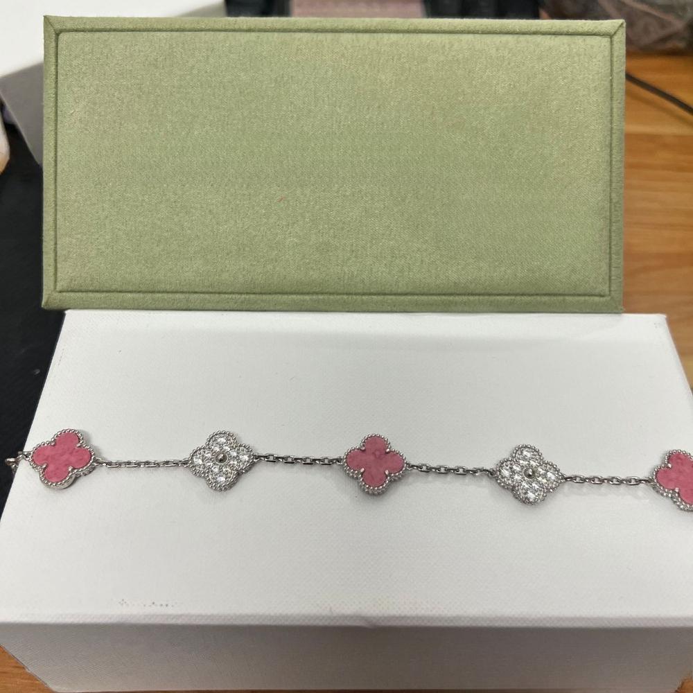 Vierblättriges Klee- und Fünfblüten-Armband mit rotem Achaten - Ein Geschenk für deine Freundin