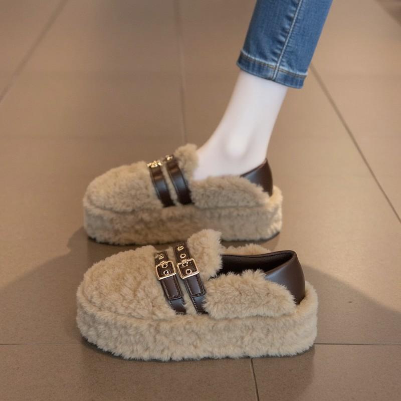 In winter, the velvet inner height-increasing fluffy shoes are worn by women to keep warm, and the back bag is heeled with two cotton shoes