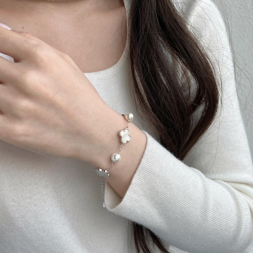 Vierblättriges Kleeblatt Armband, Perlen Armband mit weißer Perlmutt-Einlage, Einfaches leicht luxuriöses Design Armband