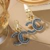 Eleganti Orecchini Pendenti con Ciondolo Doppia C - Design a Croce Versatile ed Elegante con Fascino di Lusso