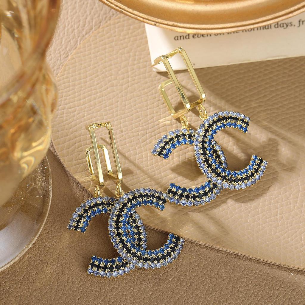 Eleganti Orecchini Pendenti con Ciondolo Doppia C - Design a Croce Versatile ed Elegante con Fascino di Lusso