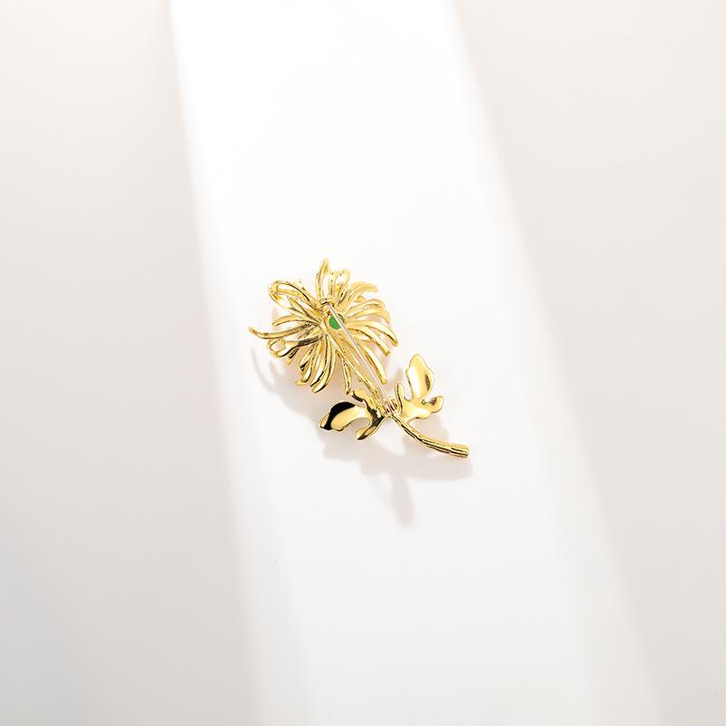 Dilly Snow Vintage Green Chalcedony Daisy Brooch - Elegant Floral Pin Accessory