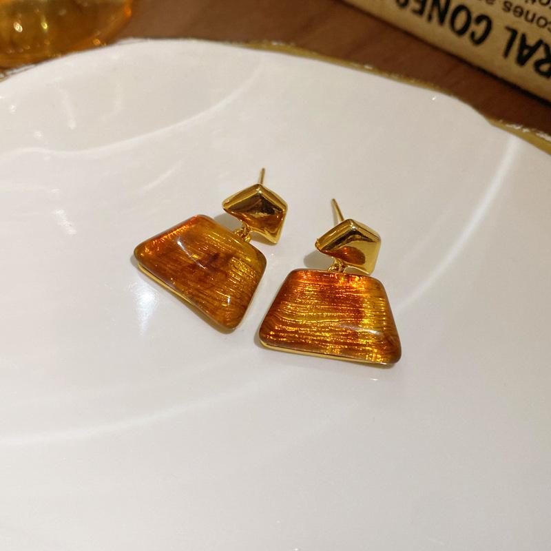 Maillard style retro tiger's eye stone round earrings women's autumn and winter high-end stud earrings small exquisite Internet celebrity jewelry