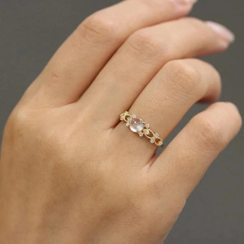 Niche Retro Imitation Moonstone Ring, Exquisite High-End Romantic Index Finger Ring, Egg Surface Fashion Women'S Ring