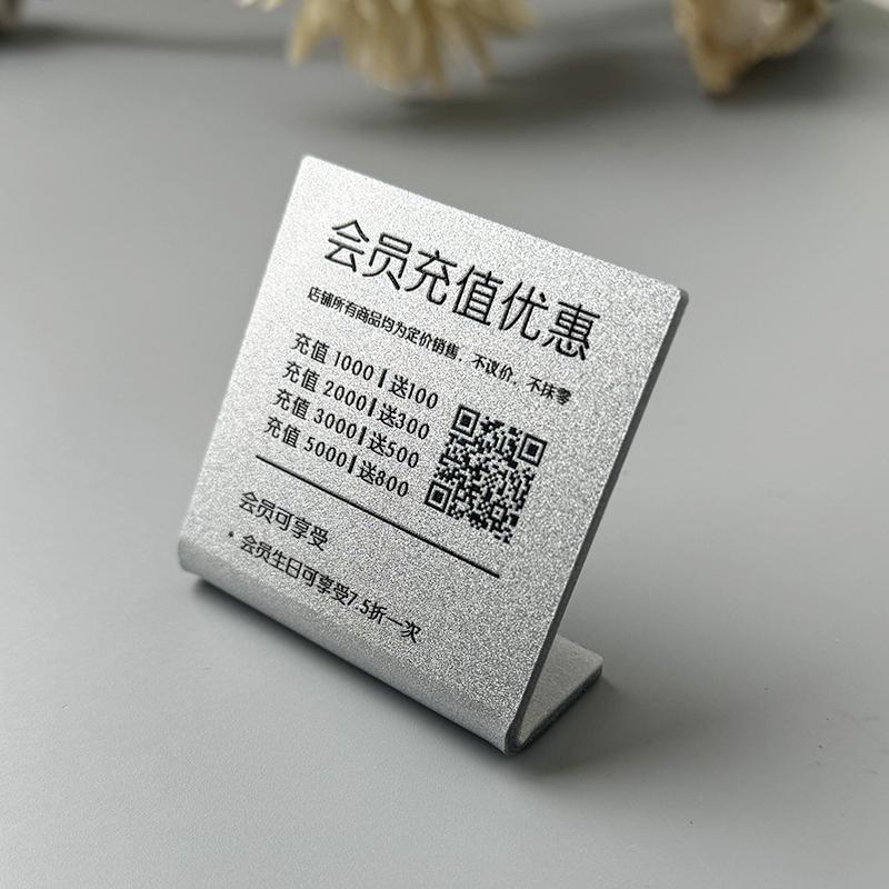 VIP-Tischaufsteller & Hängeschild