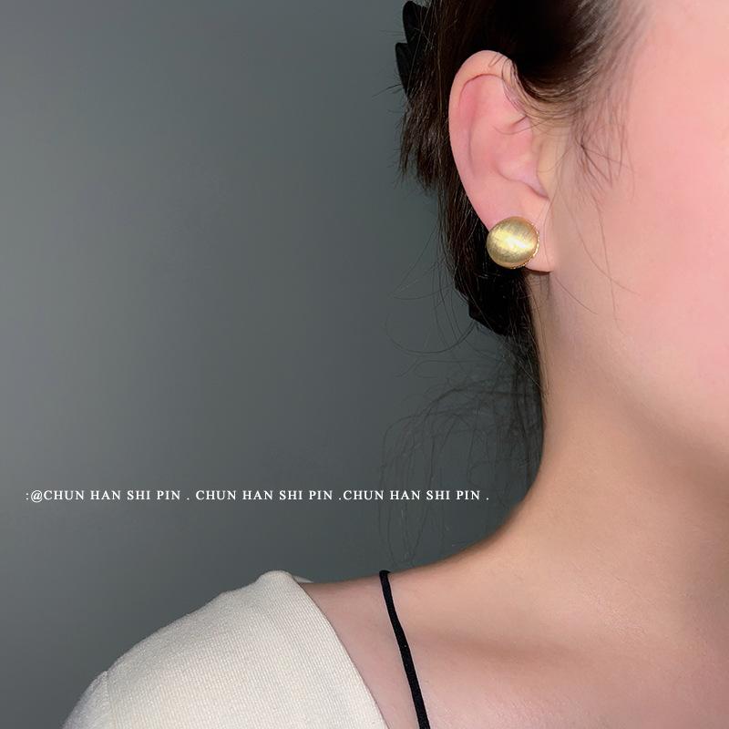 Round ear clips without ear piercings, niche design sense, retro brushed high-end earrings, women's fashion mosquito coil disc earrings.