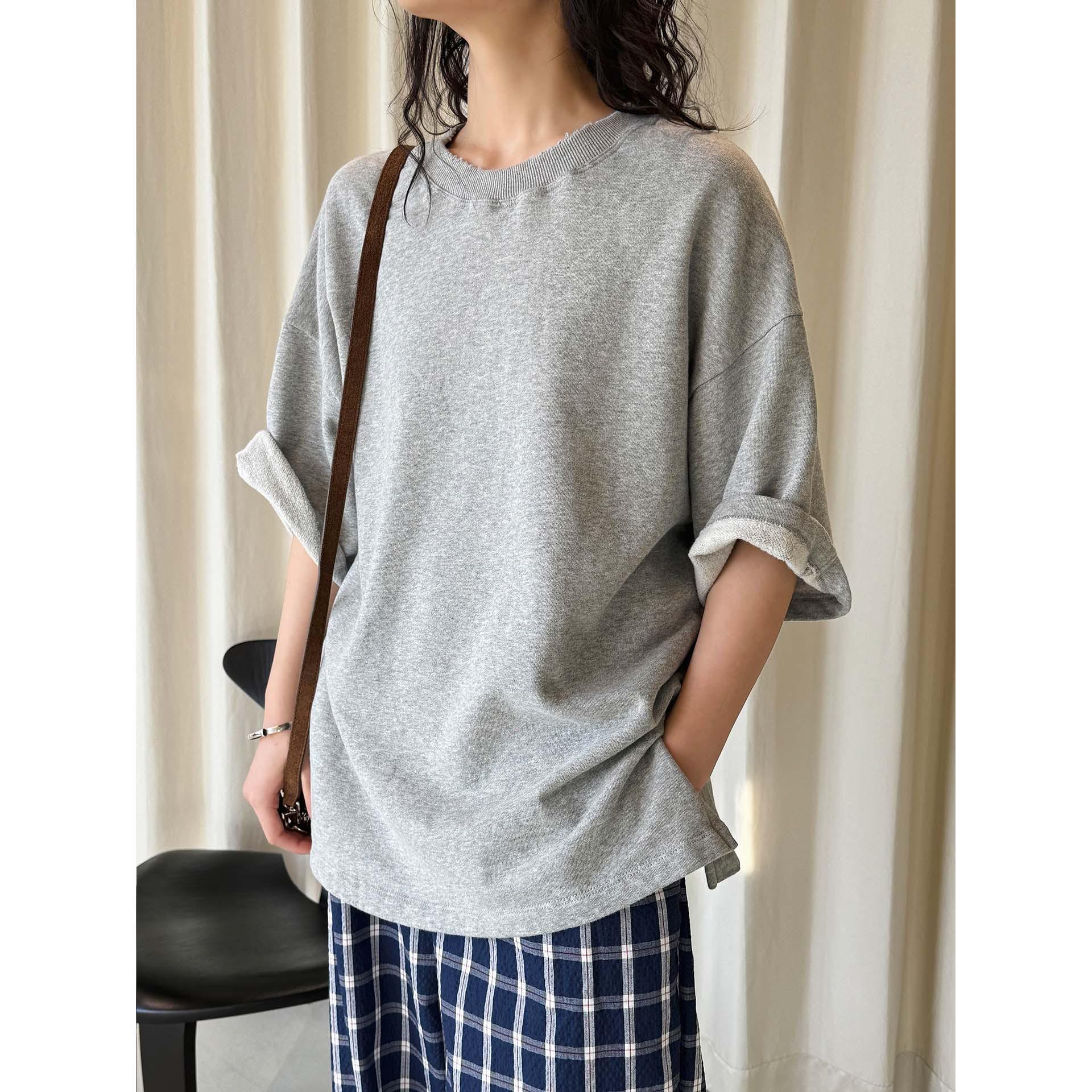 

Женская оверсайз флисовая футболка в корейском стиле - Круглый вырез и спущенное плечо One Size светло-серый