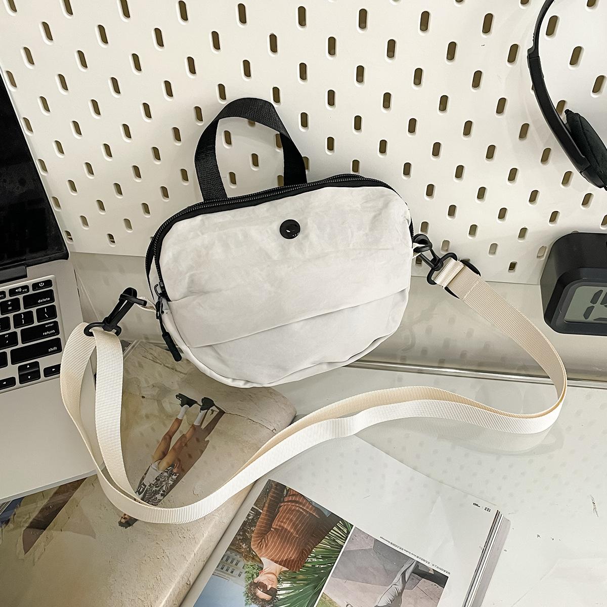 

Fashion commuter Multi-compartment large-capacity shoulder crossbody oval bag Light casual mobile phone change small round bag білий