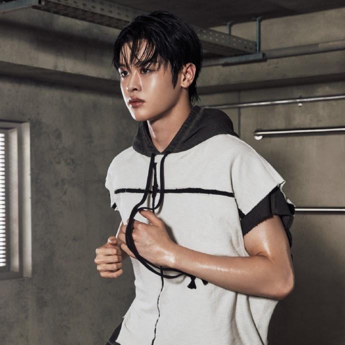 

ЗАКРОЙ ГЛАЗА - [БЛЭКАУТ] Третий мини-альбом EYES MA JINGXIANG