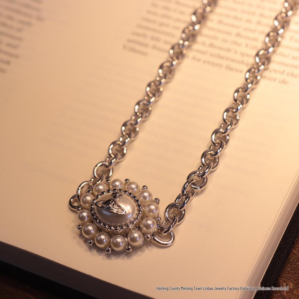 Vivienne Westwood Diamant Halskette & Ohrstecker Set – Modisches Pavé-Design