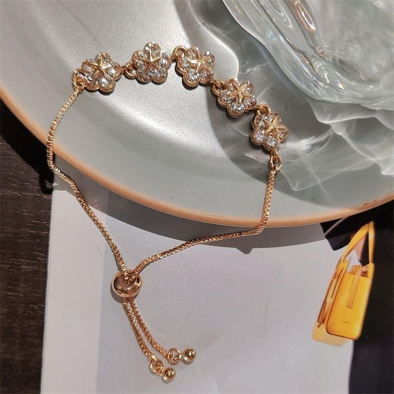 Fashion Bracelet Simple Zircon Flower Bracelet Minority Design Sweet Flower Alloy Jewelry.