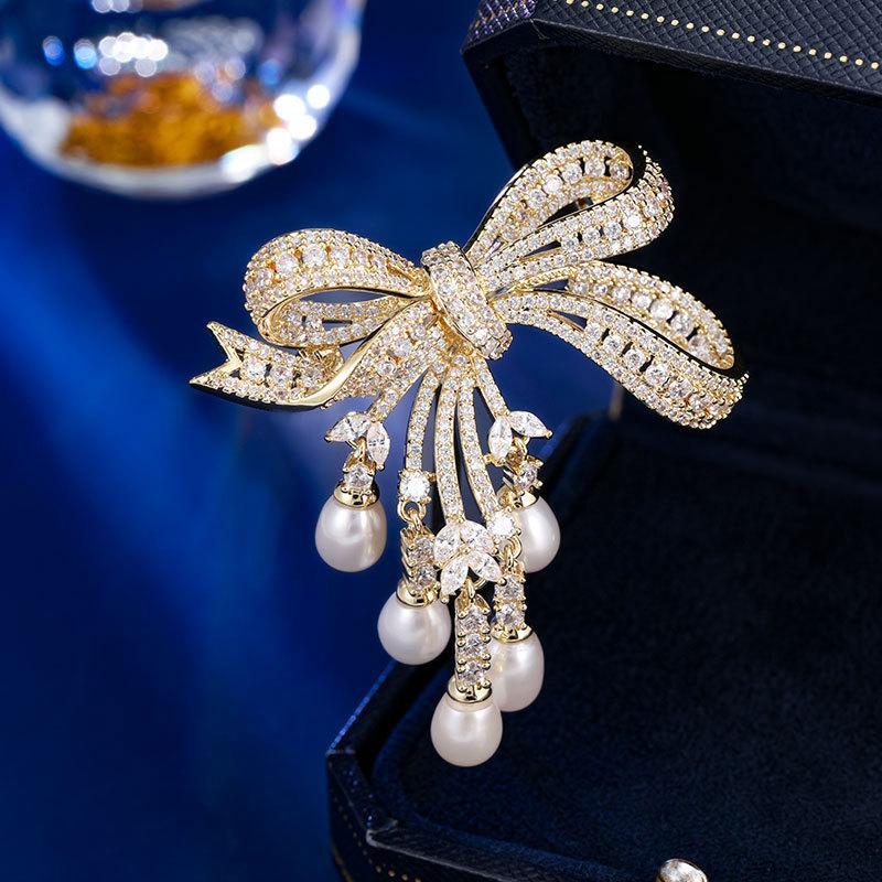 

Высококачественный дизайн, чувство роскоши, тяжелая промышленность, легкая роскошь, брошь-бантик, натуральный пресноводный жемчуг, корсаж, универсальное пальто, аксессуары золотой