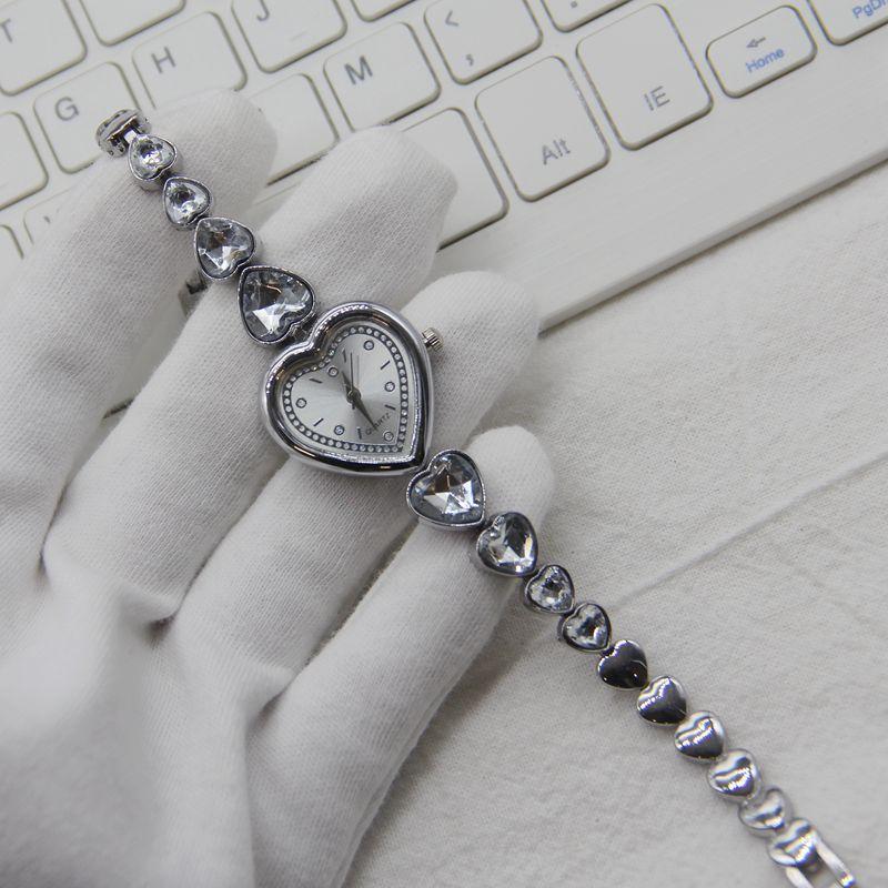 1Pc  Hot-selling Love Big Diamond Bracelet Watch Female, Korean Version of Elegant Temperament Versatile Watch, Student Quartz Watch