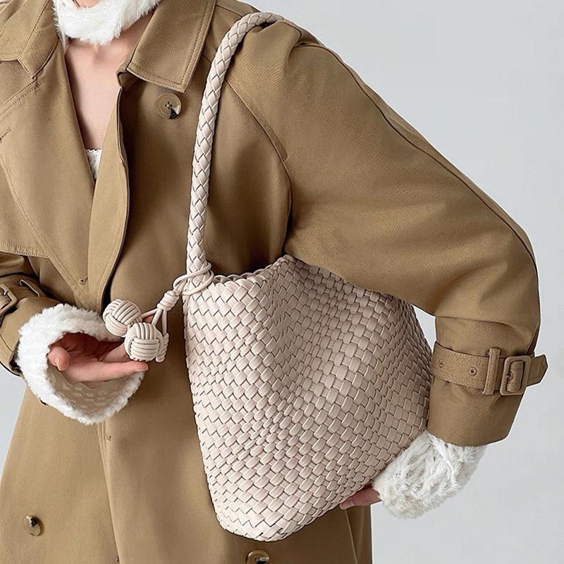 Handwoven Large-Capacity Tote: Spring/Summer 2026 Shoulder Bag for Daily Commute & Mother-Child Use