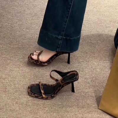 2025 Sommer neue Internet-Berühmtheit sexy High-Heel-Sandalen Damen tragen Leopardenmuster eckige Zehenpartie offene Zehenpartie Riemen mit Stiletto-Sandalen