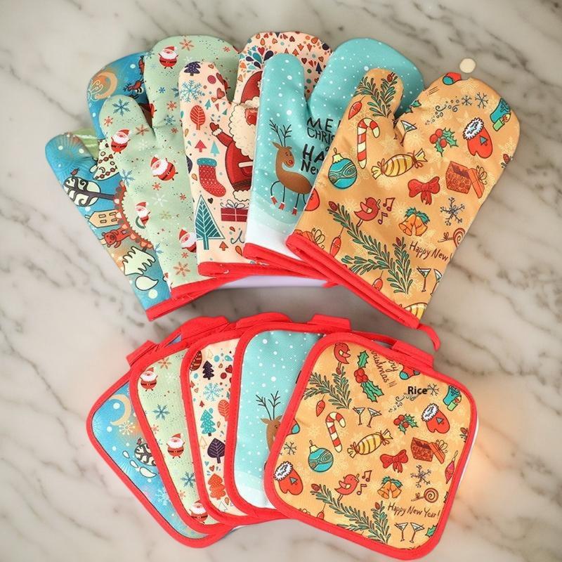 Vánoční kuchyňské rukavice a podložky pod horké nádobí, sada, vzor Santa Claus, sněhová vločka, cukroví, izolované kuchyňské chňapky, domácí kuchyně, vánoční dekorace