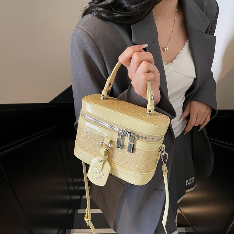 Super hot small bag women's summer versatile 2025 new fashion shoulder messenger bag popular this year bucket bag