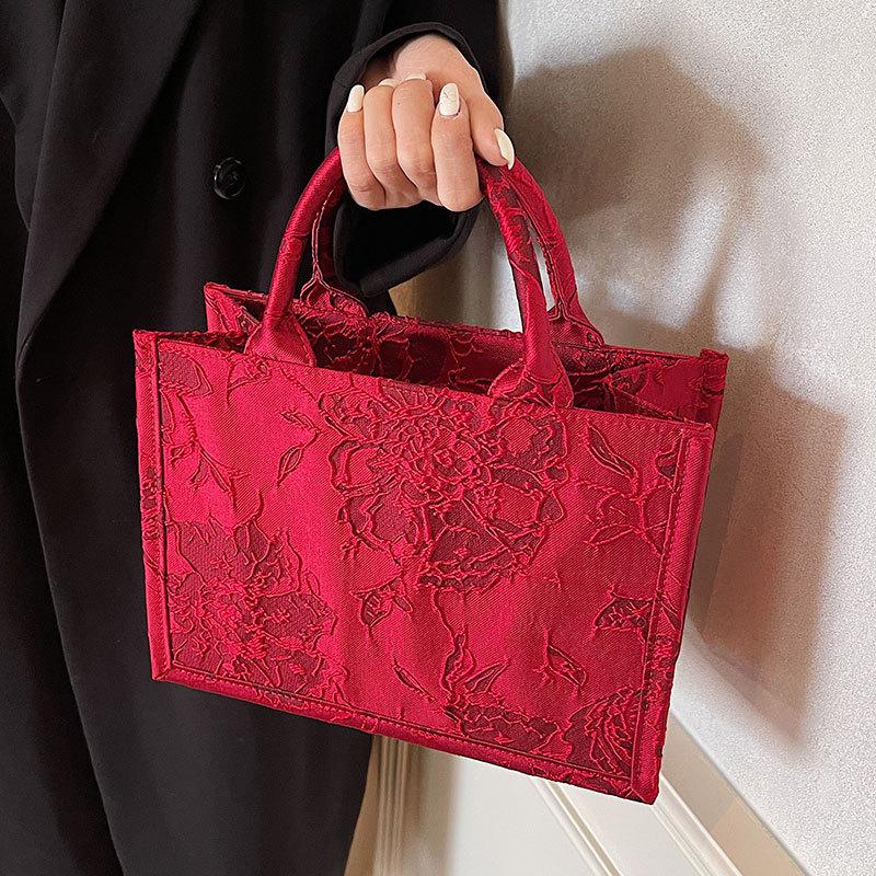 Embroidered Hand-held Wedding Bag As A Souvenir A Fashionable Large-capacity Exquisite Bride's Bag