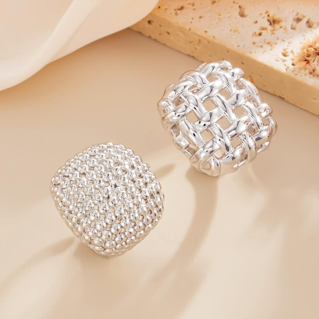 Eleganti Orecchini Rotondi Geometrici Vuoti in Metallo Intrecciato Stile Retrò con Anello Diviso