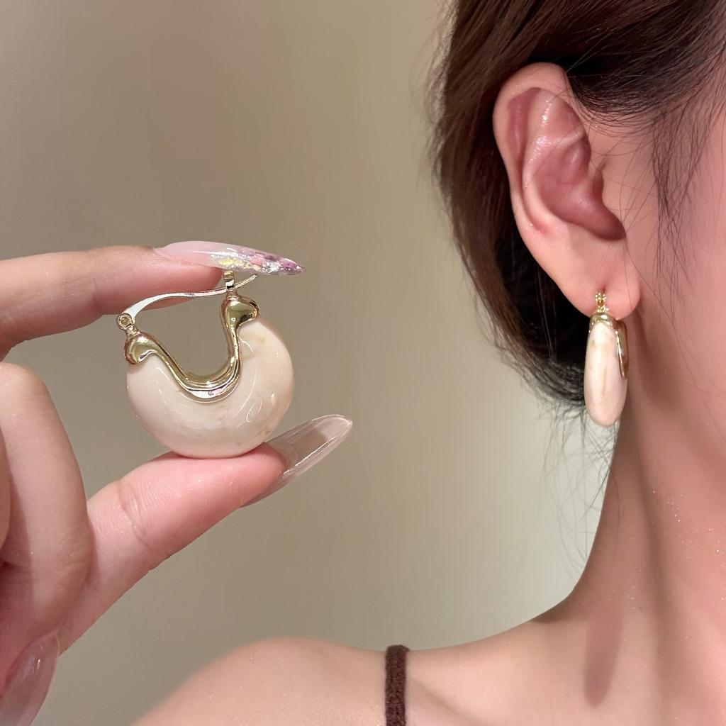 French resin geometric ear buckle new retro simple fashion earrings light luxury high sense niche earrings women