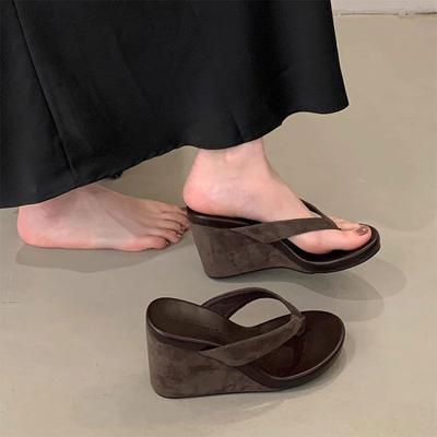 Petit homme augmente la hauteur léopard imprimé pince-pied tongs femmes portent talons compensés à semelles épaisses talons hauts talons épais sandales romaines en été