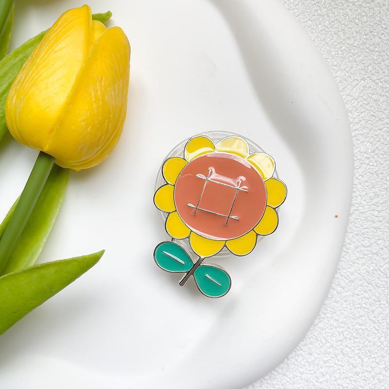 

Japanese Ins Style Mobile Phone Airbag Holder With Electroplated Four Leaf Clover Alloy Back Sunflower Desktop Lazy Support Frame