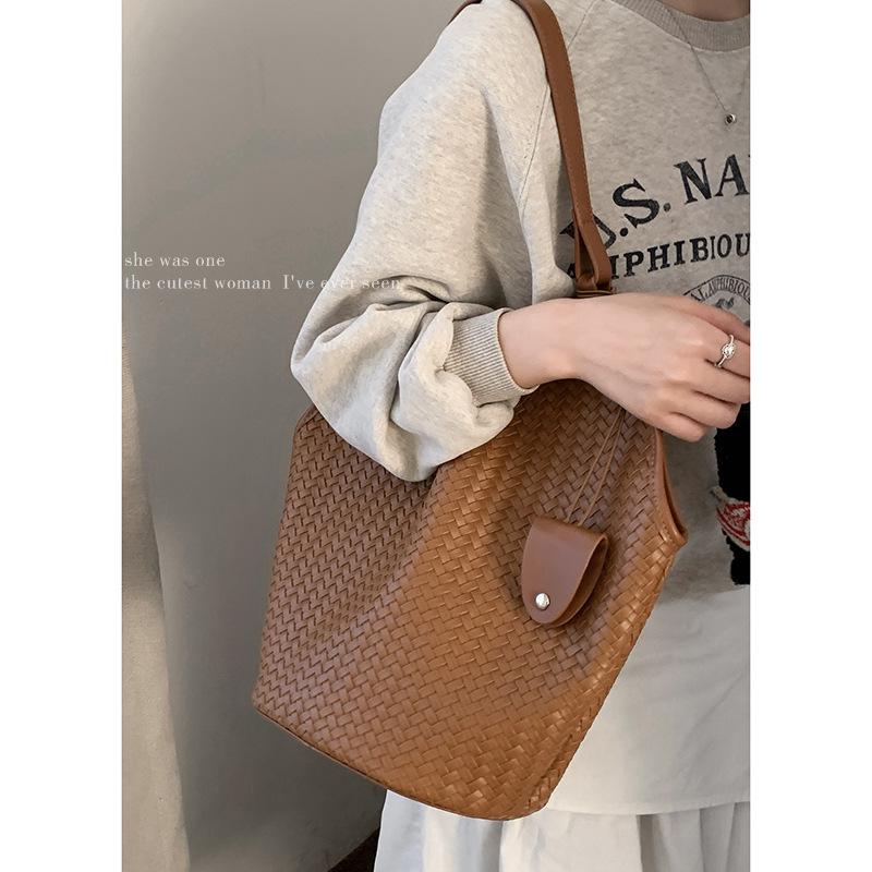 Retro High-end Underarm Bag Commuter Women's Bag 2025 New Large Capacity Woven Bag Simple Vegetable Basket Bag