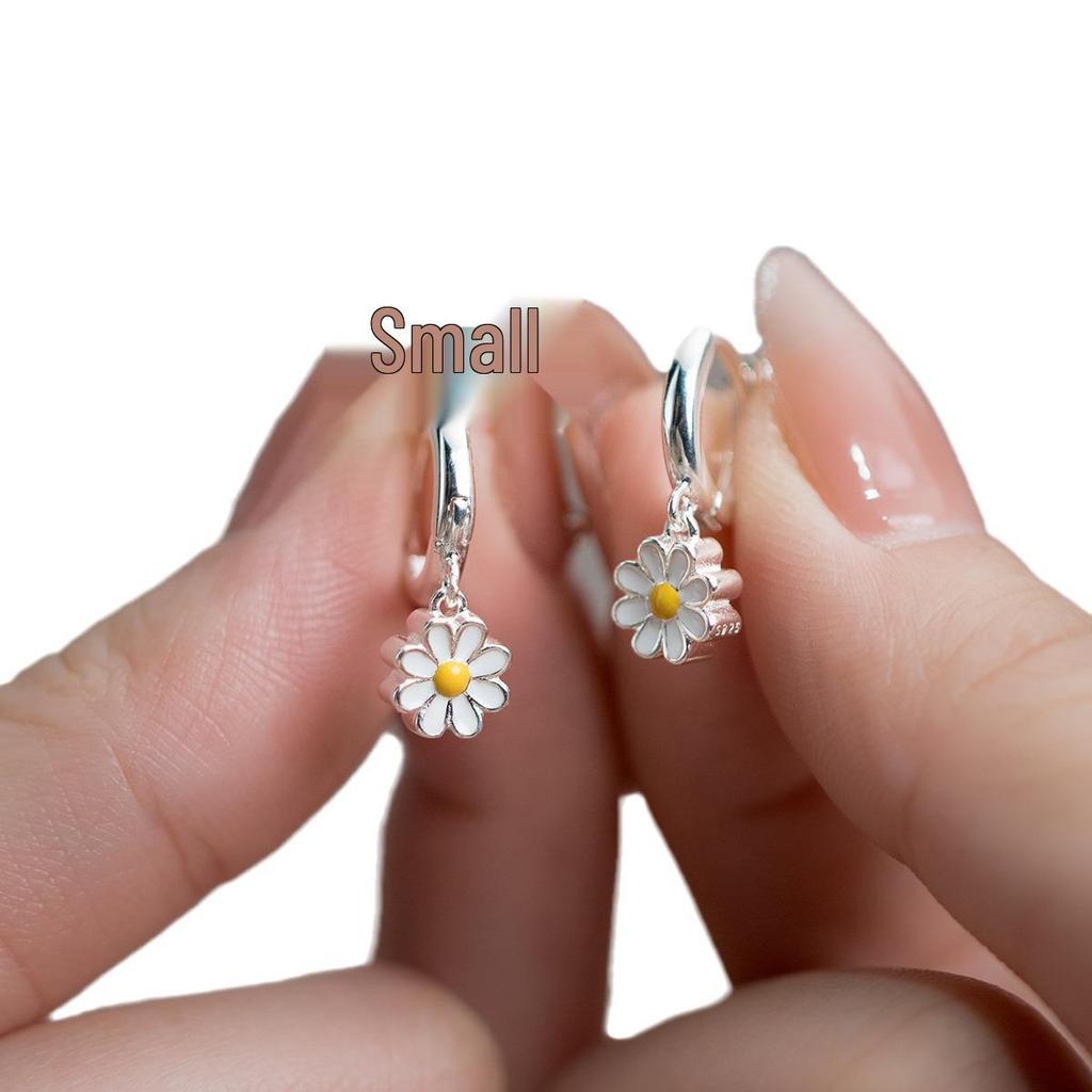 Mori Style Daisy Ear Cuffs: Trendy Korean & Japanese-Inspired Earrings for Students and Trendsetters.