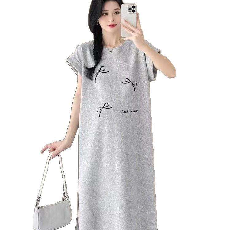 

Новое женское платье-футболка свободного кроя большого размера в корейском стиле для лета, с повседневным и непринужденным принтом и прямой юбкой с разрезом 4XL серый