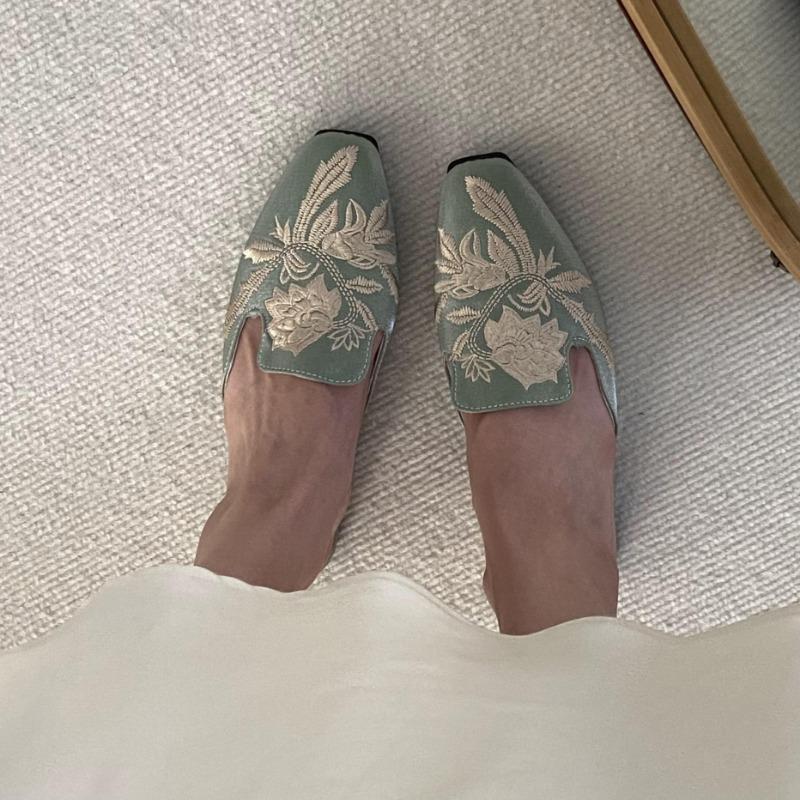 Fashion Spring New Baotou Slippers Women's Square Head Shallow Mouth Embroidery Satin Soft Sole Anti-slip Wear-resistant Flat Shoes