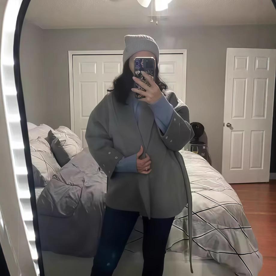 Damen Kurz-Trenchcoat mit tiefem V-Ausschnitt, Bindegürtel und grauen pelzigen Pompon-Ärmelbündchen, eleganter Casual-Stil