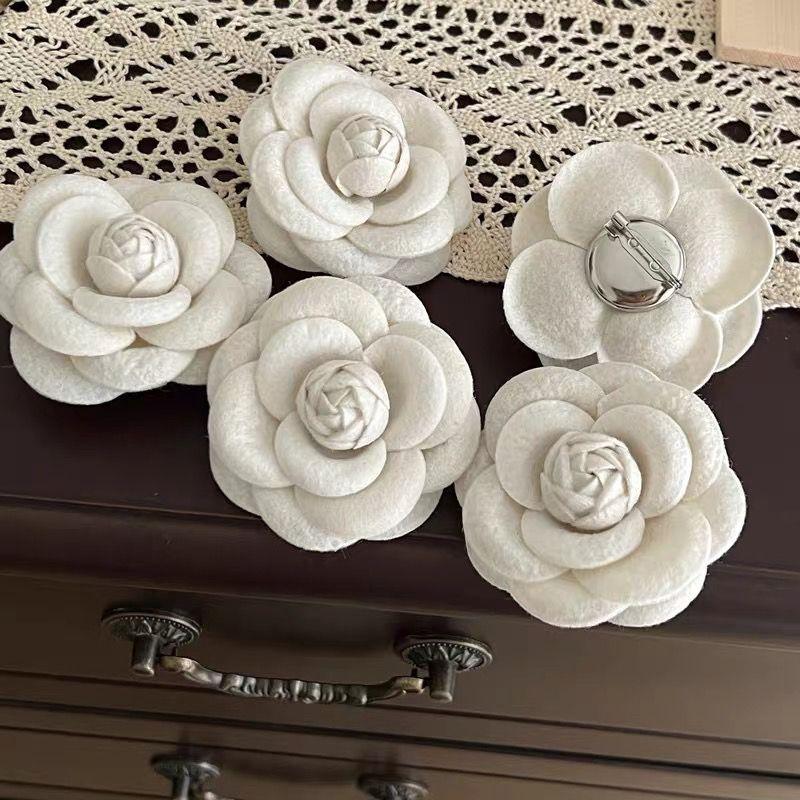 High-Fashion Große Blumenanstecker, Stoff Kamelien Schalspange, Broschen für Damen für Mantel-Outfits und Stilvolle Accessoires.