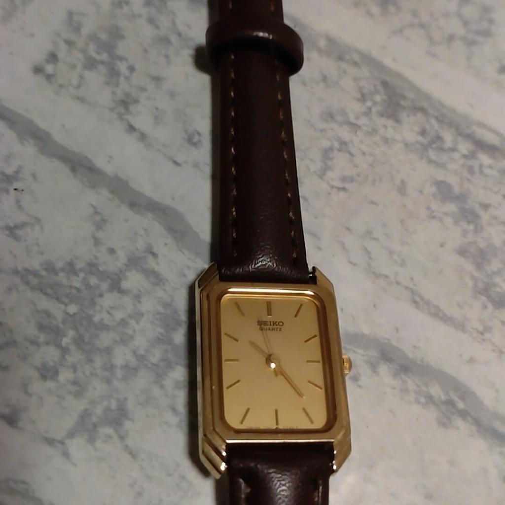 Working new battery SEIKO QUARTZ gold new square condition, replaced. women's watch, color, strap, shape, vintage.